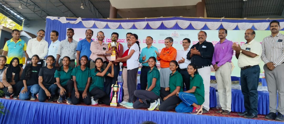 ಜಿಲ್ಲಾಮಟ್ಟದ ಕ್ರೀಡಾಕೂಟದಲ್ಲಿ ಬಾಲಕಿಯರ ಸ.ಪ.ಪೂ. ಕಾಲೇಜಿಗೆ ಸಮಗ್ರ ಪ್ರಶಸ್ತಿ ಜಿಲ್ಲಾಮಟ್ಟದ ಕ್ರೀಡಾಕೂಟದಲ್ಲಿ ಬಾಲಕಿಯರ ಸ.ಪ.ಪೂ. ಕಾಲೇಜಿಗೆ ಸಮಗ್ರ ಪ್ರಶಸ್ತಿ